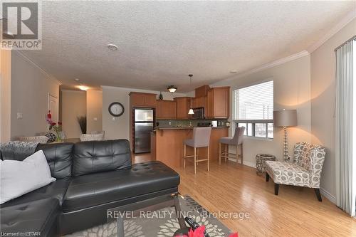 Open layout makes this space great for company! - 402 - 435 Colborne Street, London, ON - Indoor Photo Showing Living Room