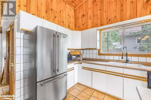 64 Wahnekewening Drive, Tiny, ON - Indoor Photo Showing Kitchen