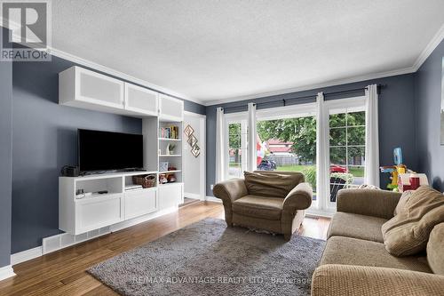 7 Lochern Road, London, ON - Indoor Photo Showing Living Room