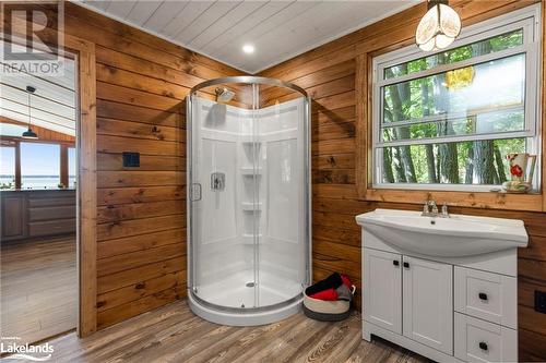 36 15C (Huckleberry) Island, Carling, ON - Indoor Photo Showing Bathroom