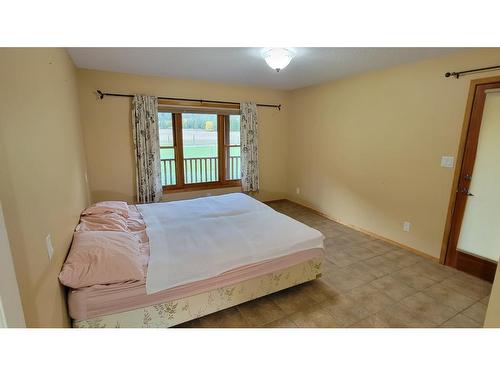 2200 Yellowhead Highway S, Clearwater, BC - Indoor Photo Showing Bedroom