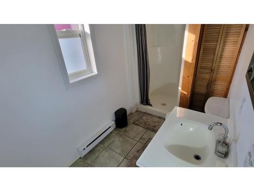 2200 Yellowhead Highway S, Clearwater, BC - Indoor Photo Showing Bathroom