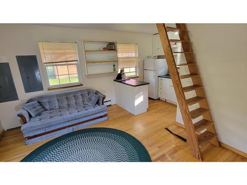 2200 Yellowhead Highway S, Clearwater, BC - Indoor Photo Showing Living Room