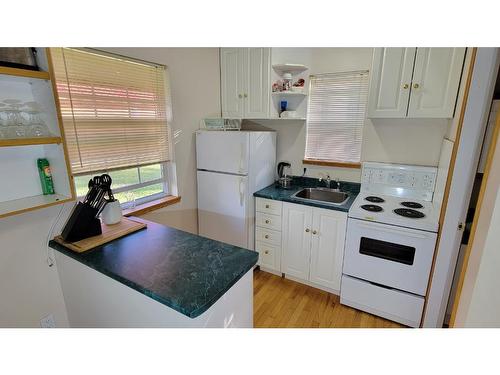 2200 Yellowhead Highway S, Clearwater, BC - Indoor Photo Showing Kitchen