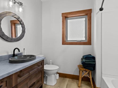 2524 Harper Ranch Road, Kamloops, BC - Indoor Photo Showing Bathroom