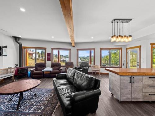 2524 Harper Ranch Road, Kamloops, BC - Indoor Photo Showing Living Room