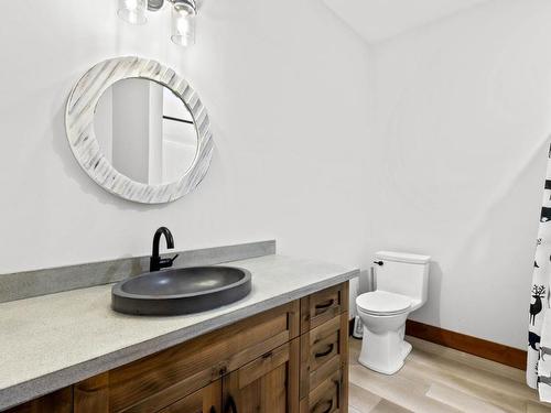 2524 Harper Ranch Road, Kamloops, BC - Indoor Photo Showing Bathroom