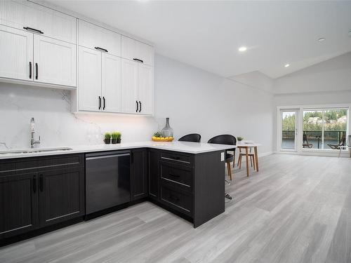 305-4474 Wellington Rd, Nanaimo, BC - Indoor Photo Showing Kitchen