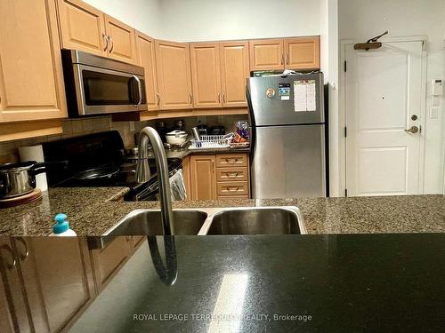 107-4200 Bathurst St, Toronto, ON - Indoor Photo Showing Kitchen With Double Sink