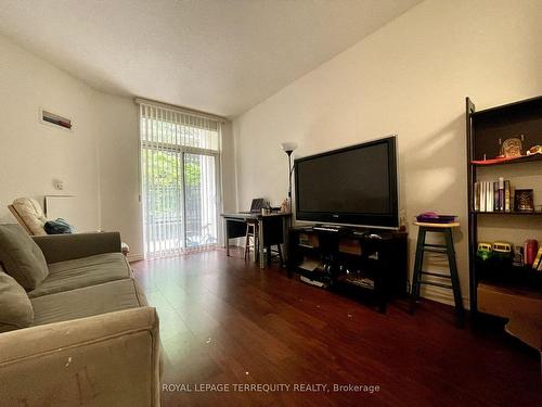 107-4200 Bathurst St, Toronto, ON - Indoor Photo Showing Living Room