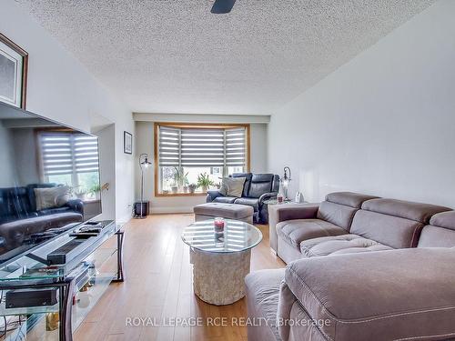 3 Maple Crt, Bradford West Gwillimbury, ON - Indoor Photo Showing Living Room