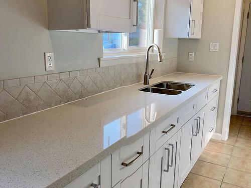 15 Mcdonald Dr, Aurora, ON - Indoor Photo Showing Kitchen With Double Sink