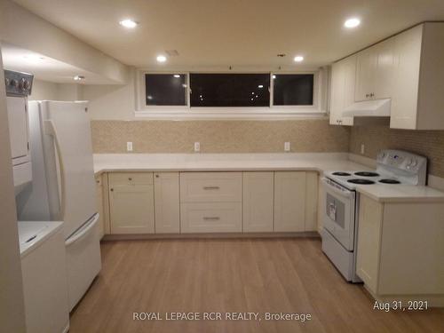 15 Mcdonald Dr, Aurora, ON - Indoor Photo Showing Kitchen