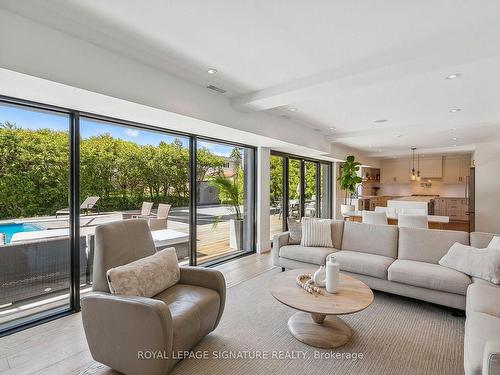 2054 Obeck Cres, Mississauga, ON - Indoor Photo Showing Living Room