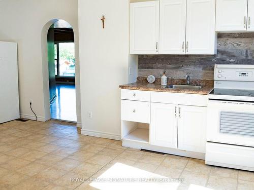 93 Melbourne St W, Kawartha Lakes, ON - Indoor Photo Showing Kitchen