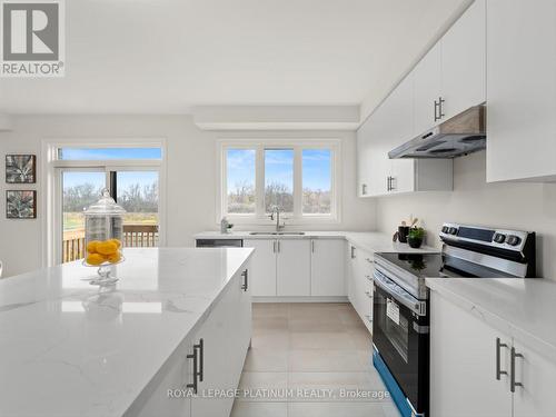 61 Pond View Gate, Hamilton (Waterdown), ON - Indoor Photo Showing Kitchen With Upgraded Kitchen