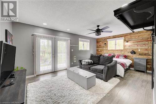 2859 Dominion Road, Fort Erie, ON - Indoor Photo Showing Living Room