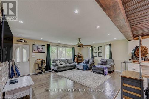 2859 Dominion Road, Fort Erie, ON - Indoor Photo Showing Living Room