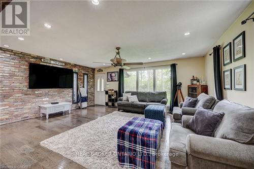 2859 Dominion Road, Fort Erie, ON - Indoor Photo Showing Living Room