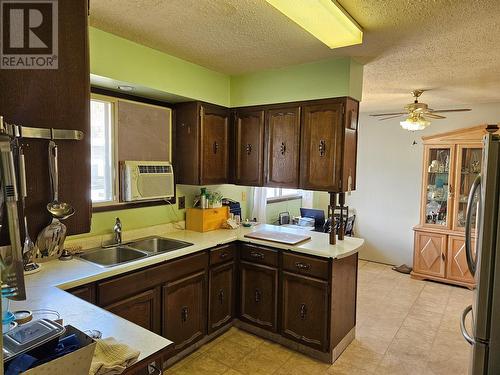 302 9Th Street, Keremeos, BC - Indoor Photo Showing Kitchen With Double Sink