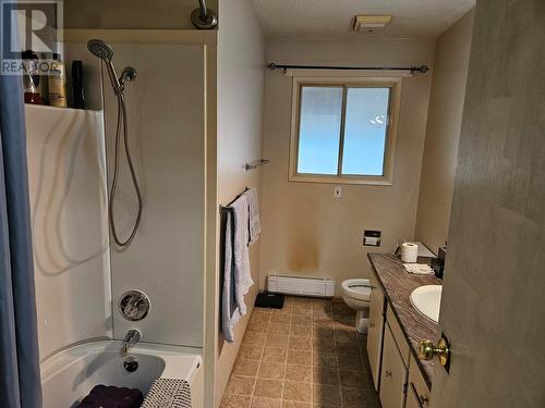 302 9Th Street, Keremeos, BC - Indoor Photo Showing Bathroom