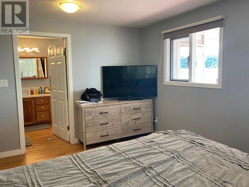 2233 Eagle Bay Road, Blind Bay, BC - Indoor Photo Showing Bedroom