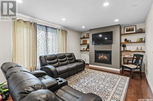 522 Blackthorn Crescent, Saskatoon, SK - Indoor Photo Showing Living Room With Fireplace