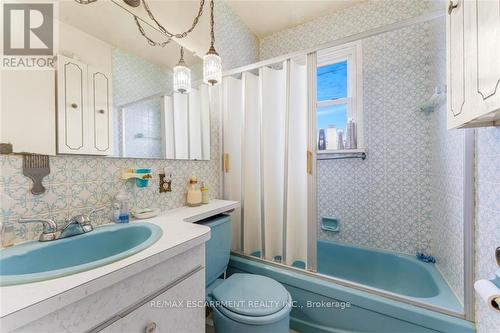 98 East 37Th Street, Hamilton, ON - Indoor Photo Showing Bathroom