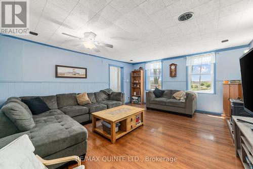 2 Baitley Road, Prince Edward County, ON - Indoor Photo Showing Living Room