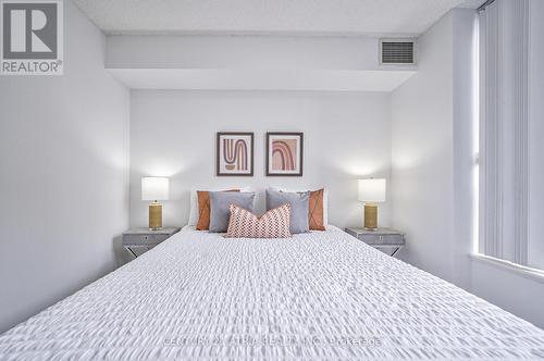 721 - 500 Doris Avenue, Toronto (Willowdale East), ON - Indoor Photo Showing Bedroom