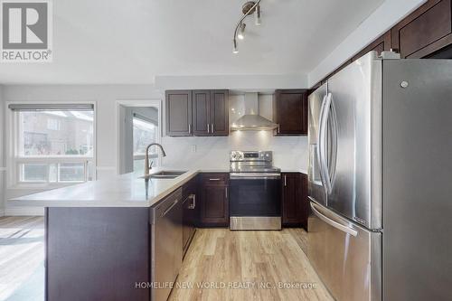 563 Nisbet Court, Mississauga, ON - Indoor Photo Showing Kitchen With Stainless Steel Kitchen With Double Sink With Upgraded Kitchen