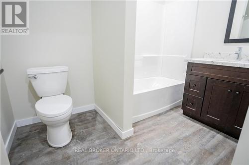 40 Main Street, Cambridge, ON - Indoor Photo Showing Bathroom