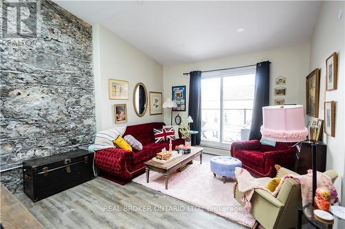 40 Main Street, Cambridge, ON - Indoor Photo Showing Living Room