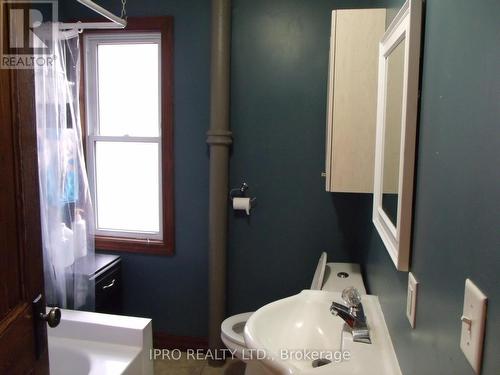 74 State Street, Welland (Welland Downtown), ON - Indoor Photo Showing Bathroom