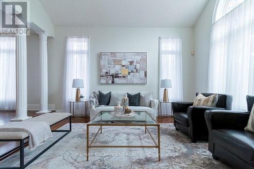 2 Donnici Drive, Hamilton, ON - Indoor Photo Showing Living Room