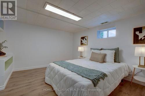 95 Murray Drive S, Aurora, ON - Indoor Photo Showing Bedroom