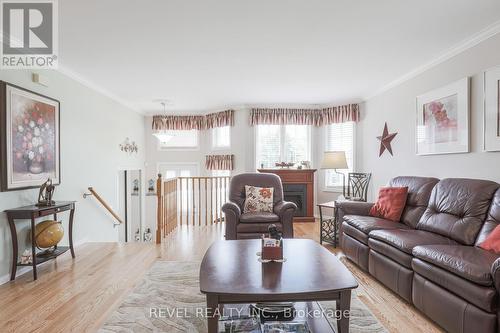 9 Samuel Place, Kawartha Lakes, ON - Indoor Photo Showing Living Room