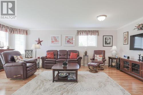 9 Samuel Place, Kawartha Lakes, ON - Indoor Photo Showing Living Room