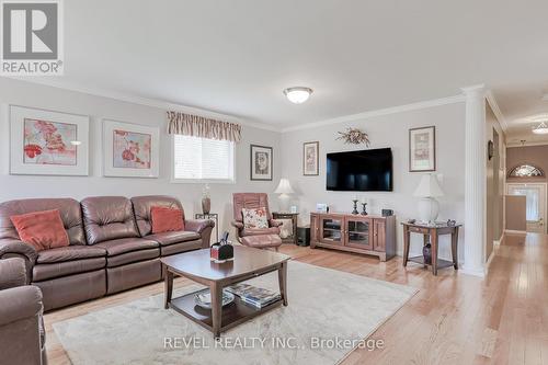 9 Samuel Place, Kawartha Lakes, ON - Indoor Photo Showing Living Room