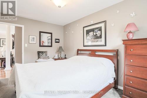 9 Samuel Place, Kawartha Lakes, ON - Indoor Photo Showing Bedroom