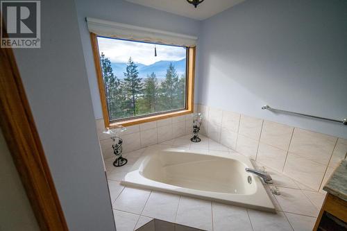 1205 Fox Tree Road, Creston, BC - Indoor Photo Showing Bathroom