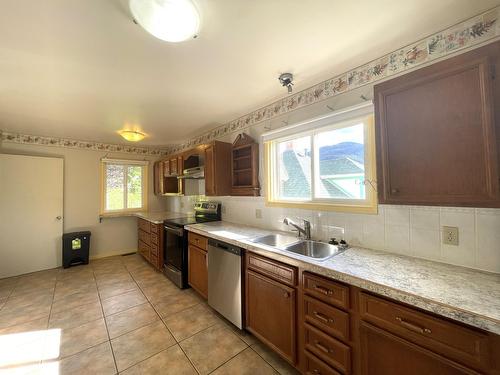 1015 Carbonate Street, Nelson, BC - Indoor Photo Showing Kitchen With Double Sink