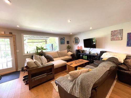 1015 Carbonate Street, Nelson, BC - Indoor Photo Showing Living Room