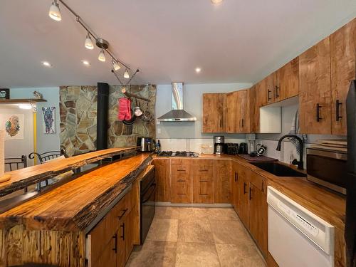 1015 Carbonate Street, Nelson, BC - Indoor Photo Showing Kitchen