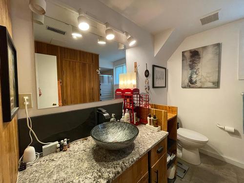 1015 Carbonate Street, Nelson, BC - Indoor Photo Showing Bathroom