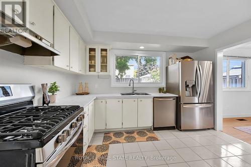 1024 Garth Street, Hamilton, ON - Indoor Photo Showing Kitchen With Double Sink With Upgraded Kitchen