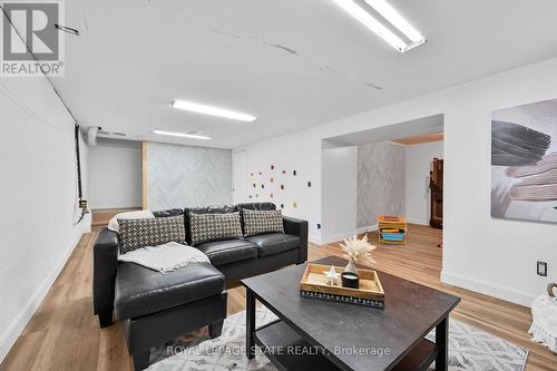 1024 Garth Street, Hamilton, ON - Indoor Photo Showing Living Room