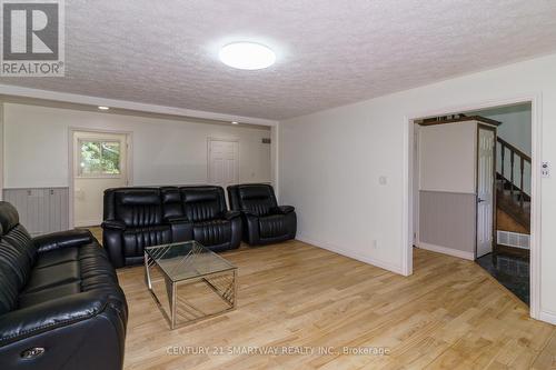 1070 Tally-Ho Winter Park Road, Lake Of Bays, ON - Indoor Photo Showing Living Room