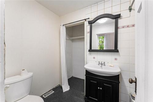 12 East 25Th Street, Hamilton, ON - Indoor Photo Showing Bathroom