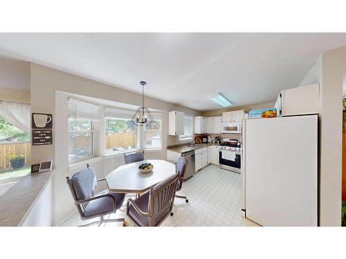 504 30Th Avenue S, Cranbrook, BC - Indoor Photo Showing Dining Room